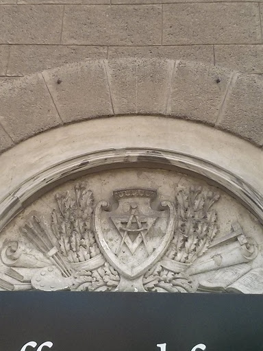 Символ массонов на здании