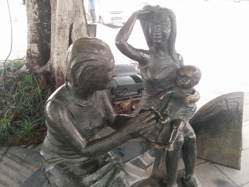 抱小孩的雕塑