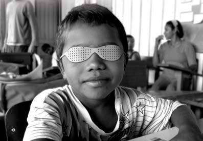 Niño gafas estenopeicas