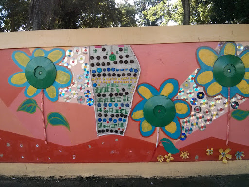 Mural Flores Materiales Reciclados Escuela Albergue Infantil