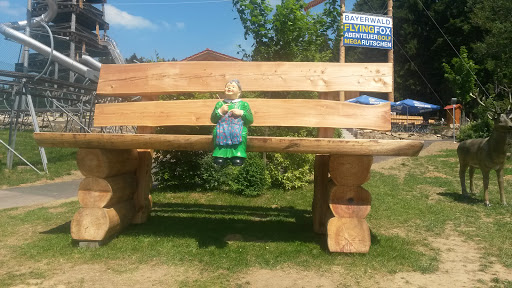 Riesen Holzbank mit Oma