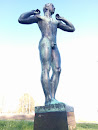 Manden Statue