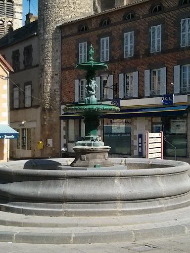 St Pourcain Fontaine Du Centre