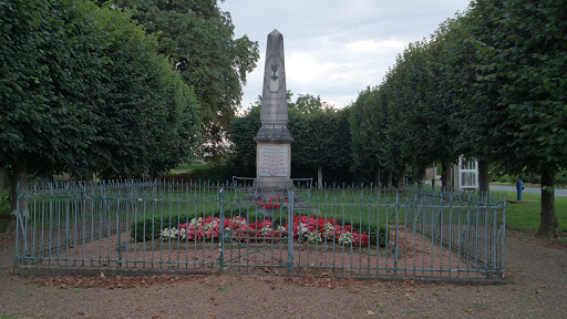 La Rue Saint Pierre, Monuments Aux Morts