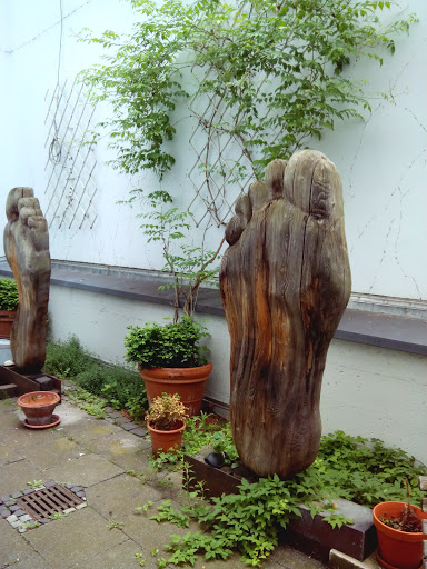 Fuß skulptur aus Holz