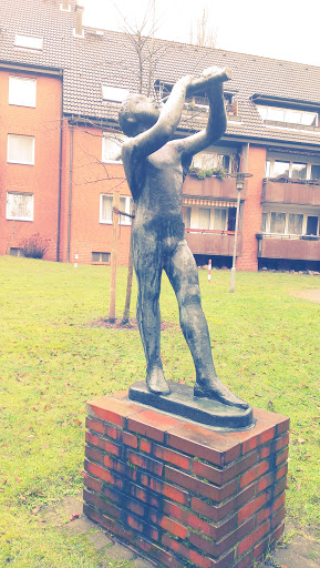 Flötender Junge Statue