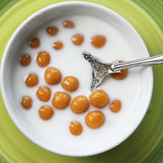 Pumpkin Glutinous Rice Balls in Sweetened Coconut Cream (Bua Loi Fak Thong)