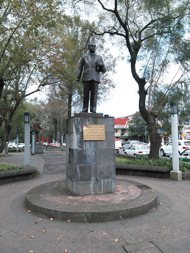 Estatua Fernando Lopez Arias 
