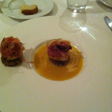 Grosse noix de St Jacques poelees
coulis de courge et julienne de truffes noires, quelques copeaux de jambon serrano