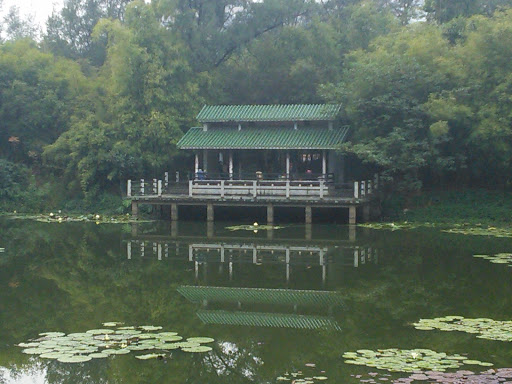 亭台绿湖