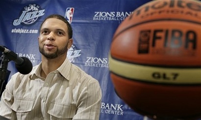 [capt_d8b61de1f17e48b0821e8601b2391d40_us_team_jazz_basketball_slcj101[3].jpg]