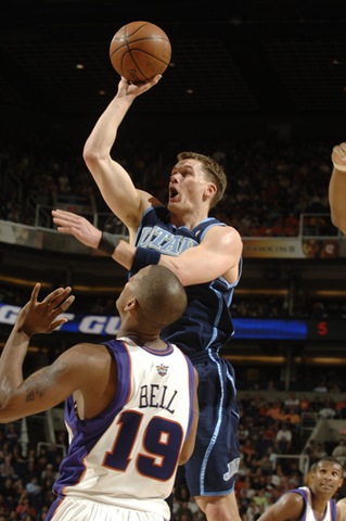 [84d04b339753a06d0ab011af85010832-getty-76075912bg009_jazz_suns[3].jpg]