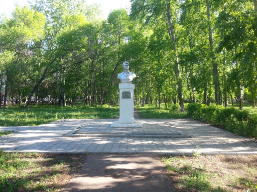 Памятник О. Кошевому