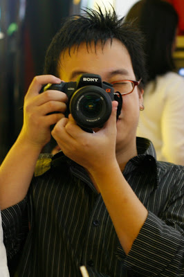 Ahh the wannabe photograher :) He took some good shots, but I have to say I like this shot of him. David his Royalshortness.