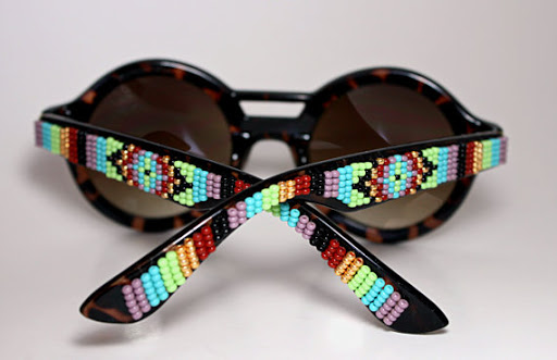 Gafas de sol con cuentas y espíritu tribal