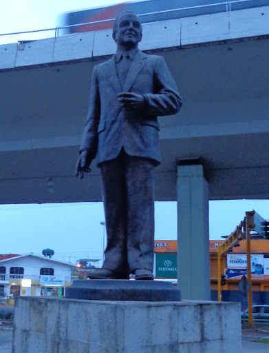 Estatua Antonio Chedrahui Caram