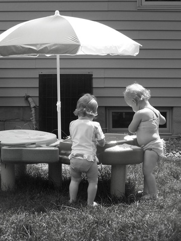 [playing in the sand table[3].jpg]