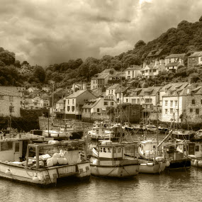 by Glen Unsworth - City,  Street & Park  Vistas