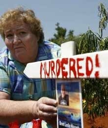 [MarlothPark crosses like this are seen all over SA to mourn the tens of thousands of annual murder victims[3].jpg]