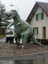 Dino Im Vorgarten