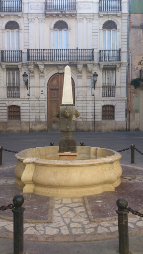 Fuente León