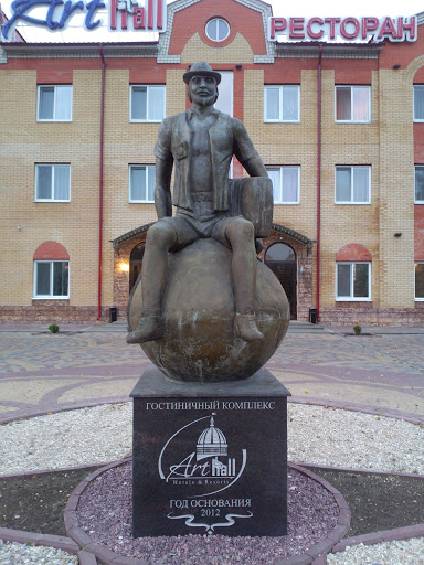 Статуя туриста