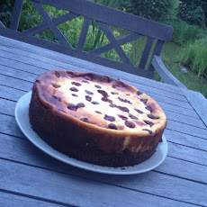 Cherrycake with cheesecake topping