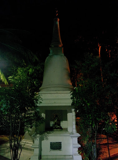 Nalandaramaya Stupa with Buddha Statue