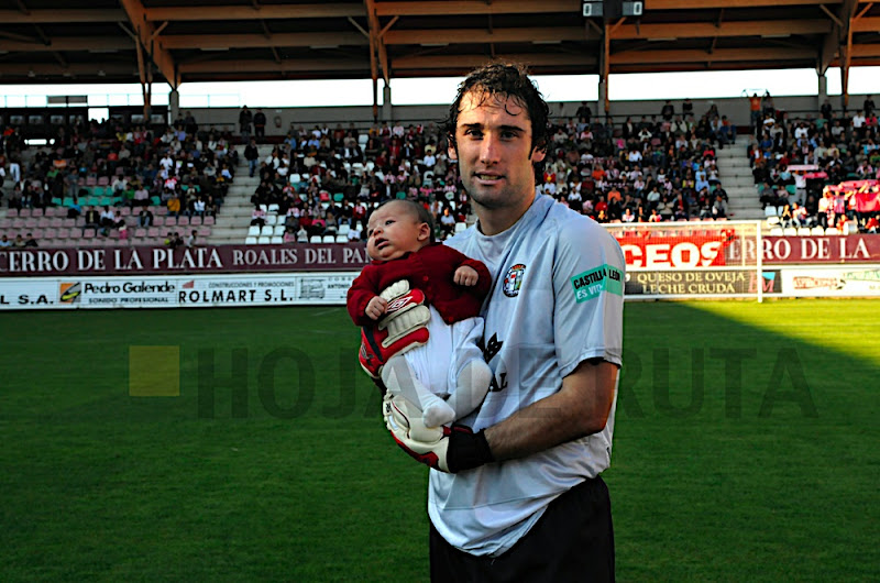 Dani posa junto a un bebé instantes antes del Zamora-Cultural