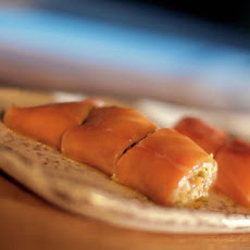 Rollo De Salmon Ahumado Con Salsa Tartar Y Lentejas (Smoked Salmon Roll with Tartar Sauce and Lentils)