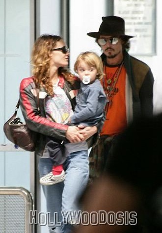 [jack-depp-lily-rose-depp-johnny-depp01[9].jpg]