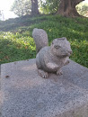 松鼠雕像