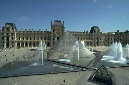 [cover-pyramide_du_louvre[4].jpg]