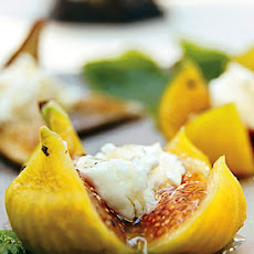 Fresh Figs with Goat Cheese and Peppered Honey