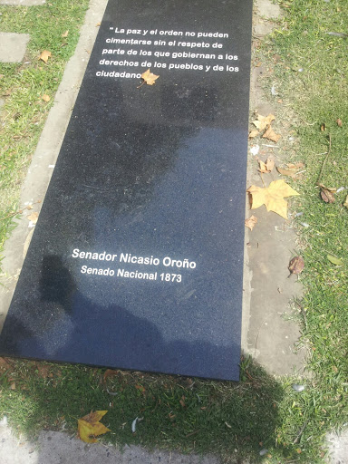 Placa memorial del Senador N. Oroño