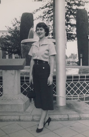 [Mom age 17ish[4].jpg]