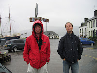 Jonas och Peter i regnet i Inveraray