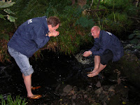 Jonas och Janne smakar p� Lagavulins vatten