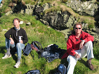 Jonas och Peter vid ruinerna utanf�r Lagavulin