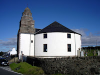 En rund kyrka i �vre delen av Bowmore