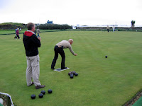 Janne spelar Lawn bowls i Port Ellen och Peter tittar p�