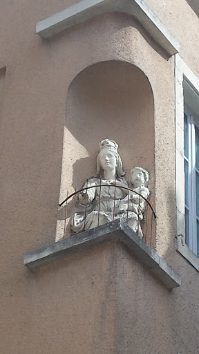 Statue Place Du Cloître