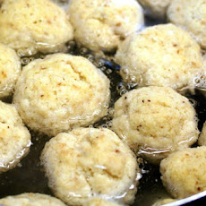 Matza Balls or Soup Dumplings (Knaidlach)