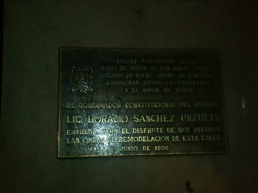 Placa Al Lic. Horacio Sanchez Unzueta