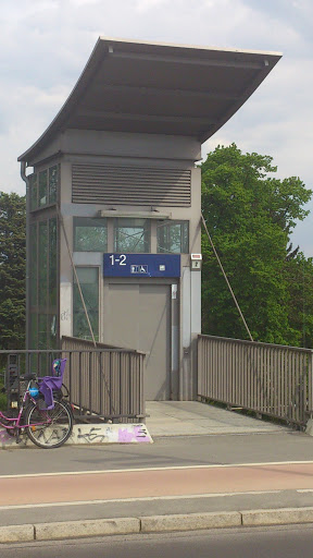 Bhf Staaken - Fahrstuhl mit Vordach