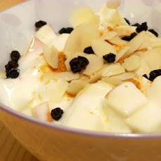 Yogurt With Apple and Almonds