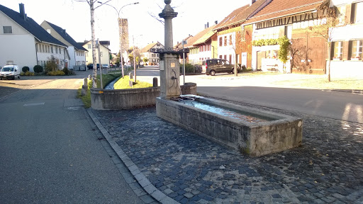Dorfbrunnen und Dorfbach