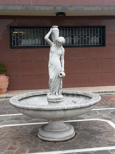 Alfonsine. Fontana Con Ragazza