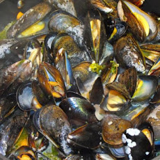 Fragrant Steamed Mussels in Vermouth With Herbs and Shallots