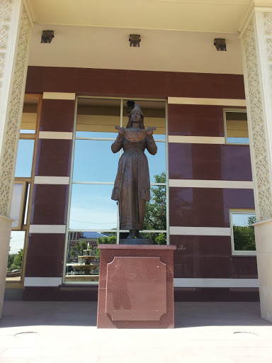Статуя Мордовской Женщине Возле Национального Театра